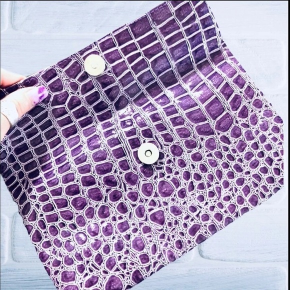 FAUX CROC CLUTCH GLOSSY PURPLE - Picture 4 of 12